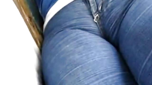 Латинская мильфа скачет на члене засунув палец в попу